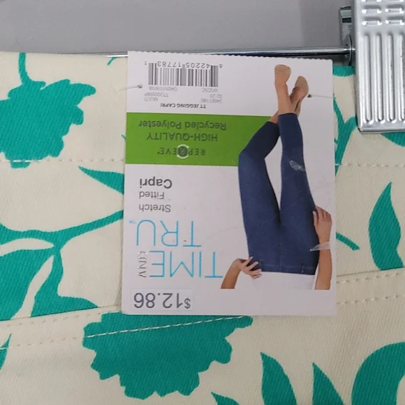 Time and Tru Green Breeze Stretch Fitted Capri Jegging - Picture 7 of 8